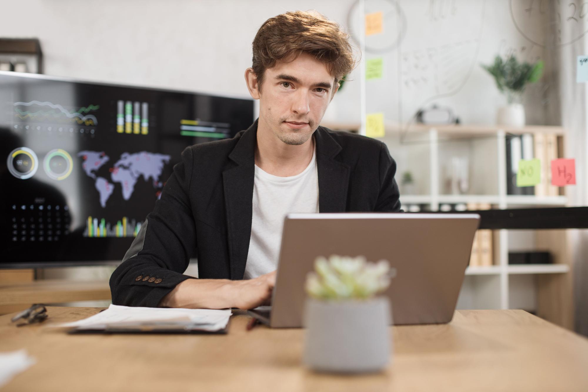 Portrait: Analyst mit Laptop